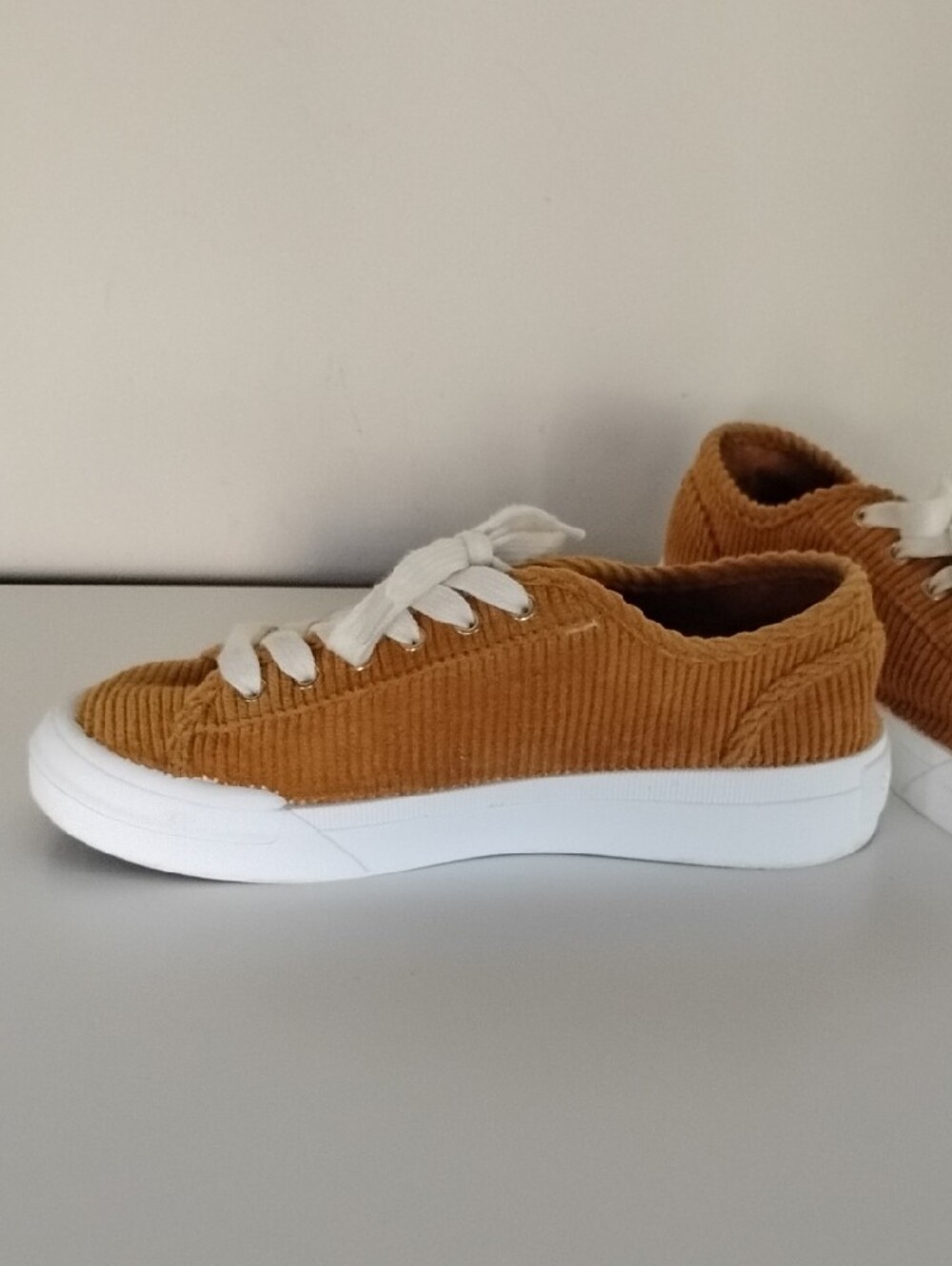 Roxy Women's Size 8.5 Corduroy Sneakers in Tan with White Laces - Picture 6 of 16